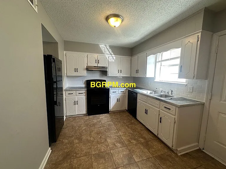 1099 W Elm St — Photo 40