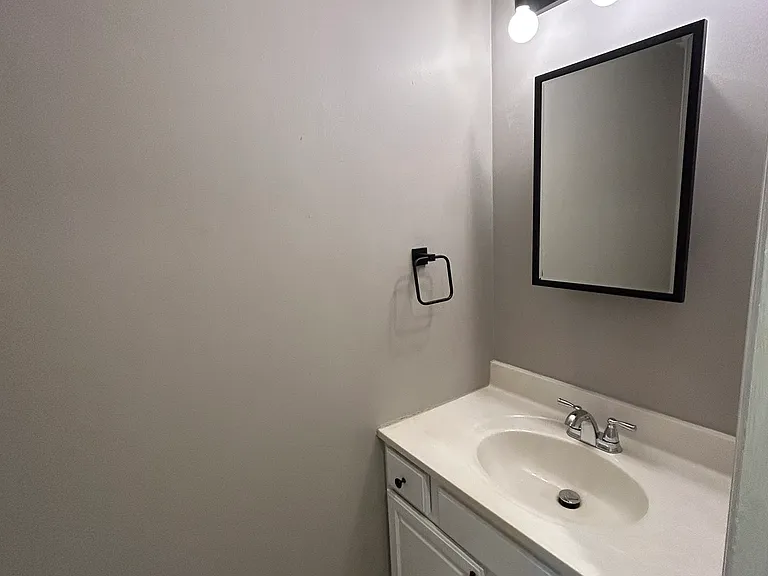 521 Franklin Ave — Photo 13