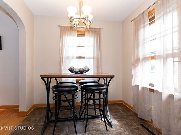 4th image of 21 E Oak St