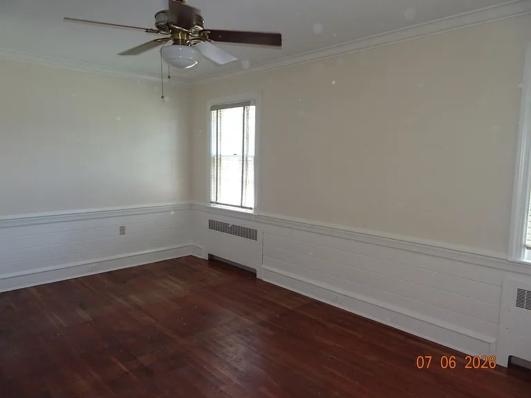 302 Riverside Dr — Photo 13