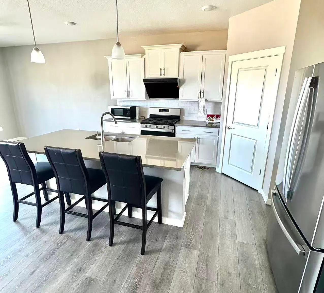 5 bed, 3761 sqft, $3,600 — Photo 2