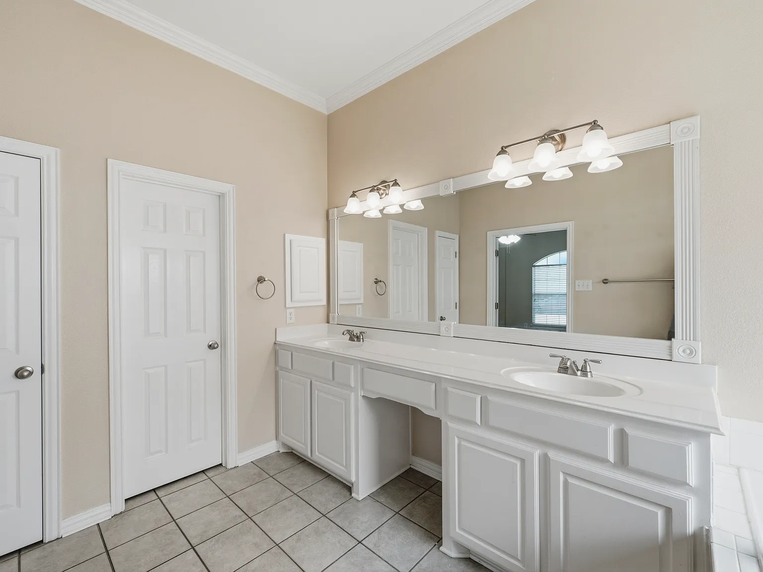 3 bed, 2.5 bath, 2043 sqft, $2,600 — Photo 1