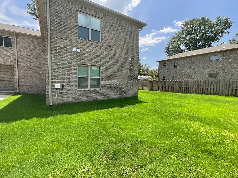 819 Ellis St — Photo 3