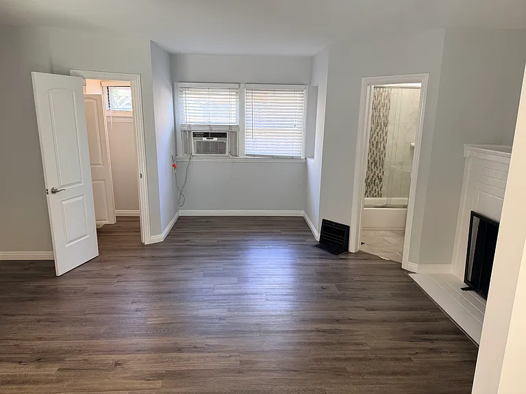 1813 W Victory Blvd — Photo 7