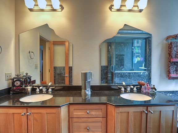 Separate sinks in m. bath