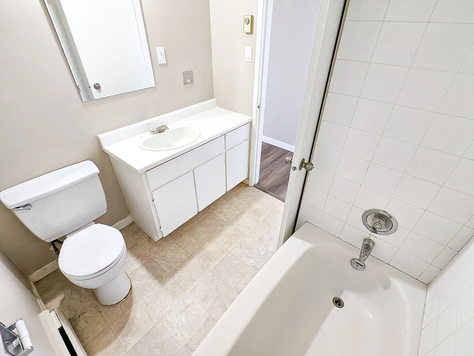 Uptown Apartments — Photo 3