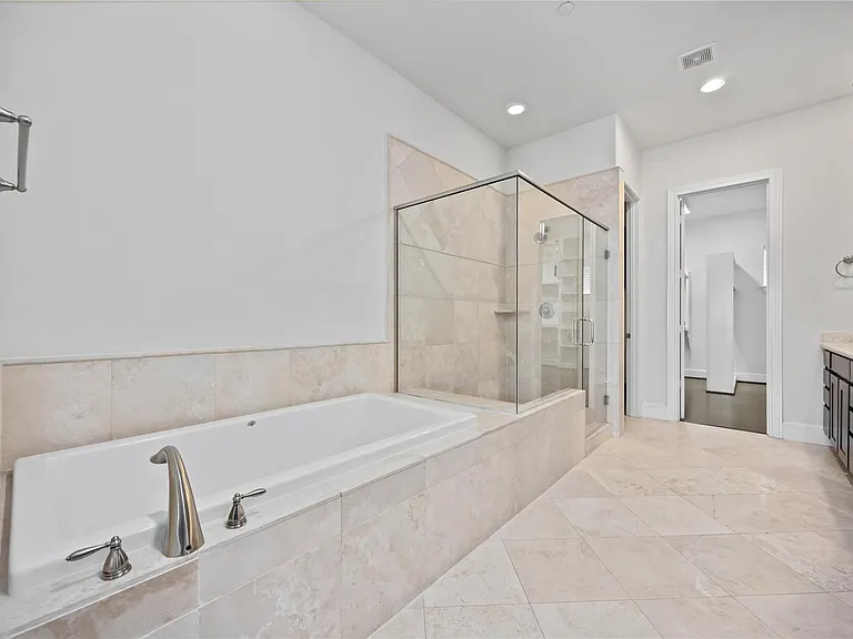 1104 Thompson St — Photo 13