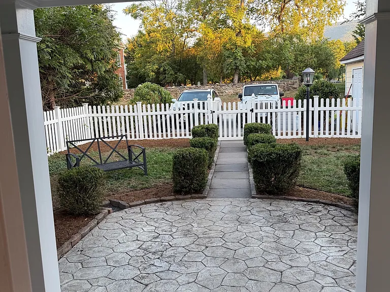 253 Grass Dale Ln — Photo 3