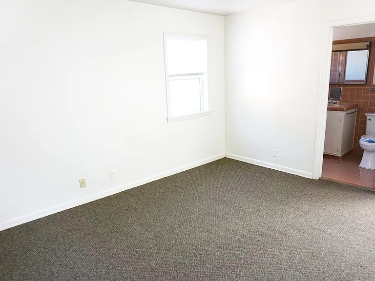 Harney Square Apartments - Blackstone District — Photo 35