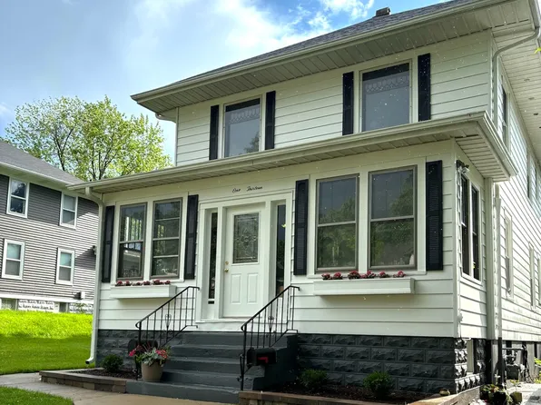 113 S 6th St, St Charles, IL 60174