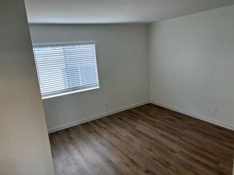 7326 Haskell Ave — Photo 9