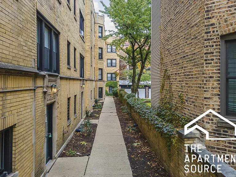 648.5 Roscoe Street Gdn #GDN — Photo 9