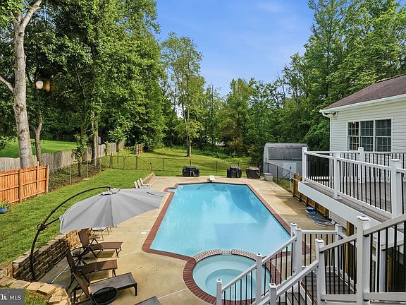 5th image of 9 Falling Water Ct