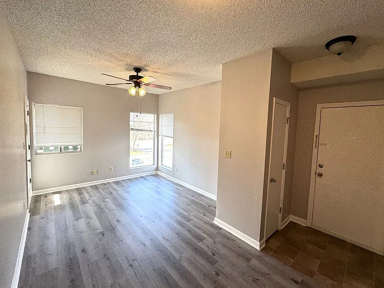 549 S Moore St — Photo 4