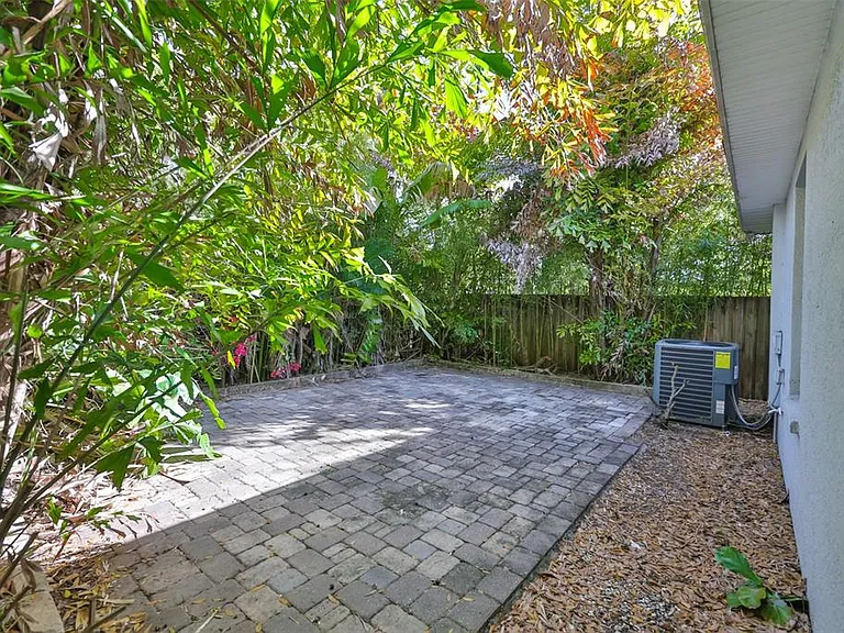 2331 W Chestnut St — Photo 32