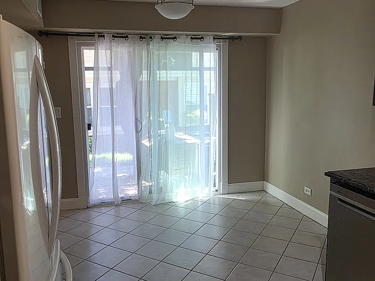 556 Manor Cir — Photo 5