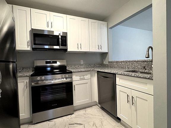 2nd image of 202 Grosvenor Ln APT 72-3