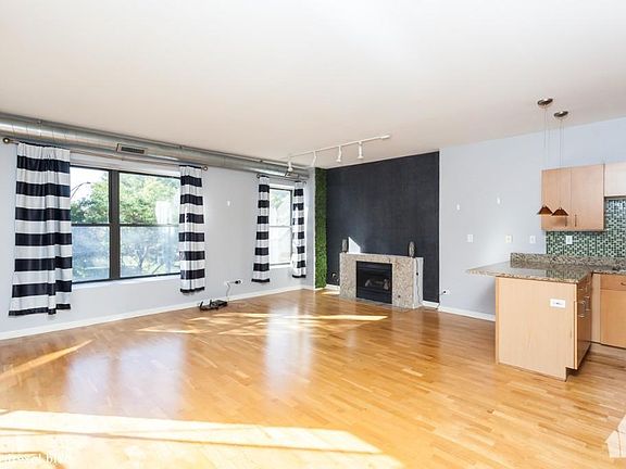 3rd image of 4537 S Drexel Blvd #1128