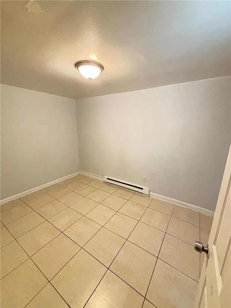 1 bed, 1.0 bath, 350 sqft, $1,050 — Photo 3