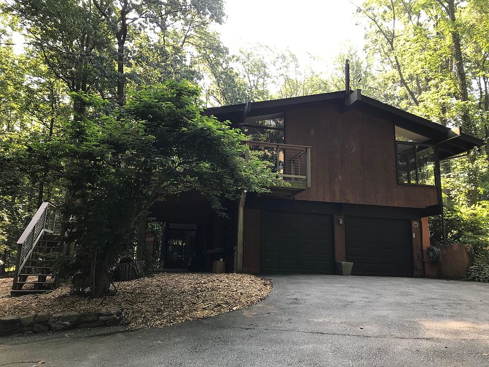 Front view coming up the driveway