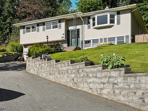 2nd image of 907 Pleasant Valley Way
