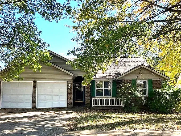 821 W Rosewood Dr — Photo 1