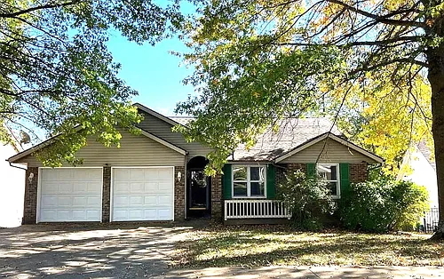 821 W Rosewood Dr Photo 1