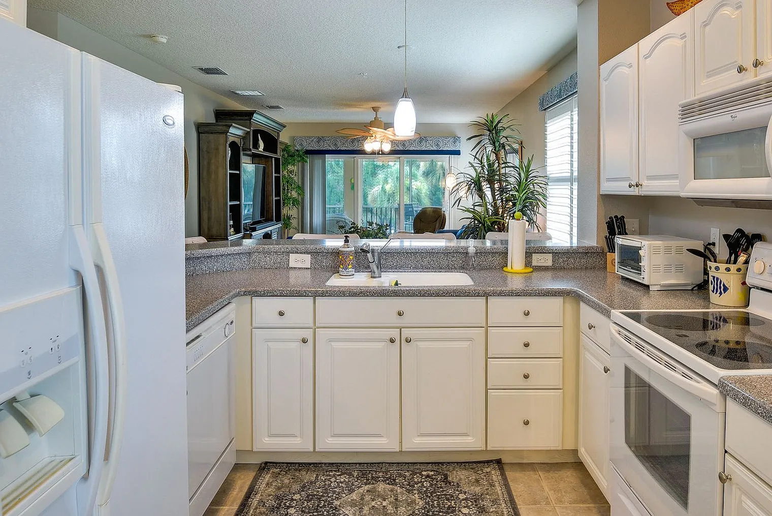 3 bed, 2.0 bath, 1711 sqft, $4,419 — Photo 4