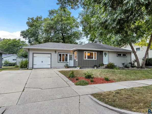 3105 S Carter Pl, Sioux Falls, SD 57105
