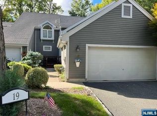 19 Crescent Hollow Ct, Ramsey, NJ 07446