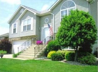 304 Hidden Lake Dr, Hobart, IN 46342