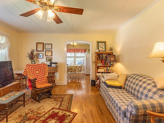 3rd image of 320 College St