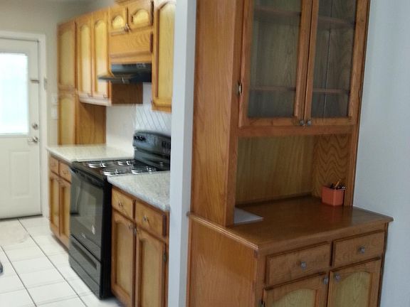 Built-in bookcase in dining area 