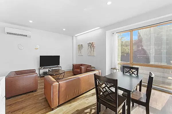 Living room, photo 2