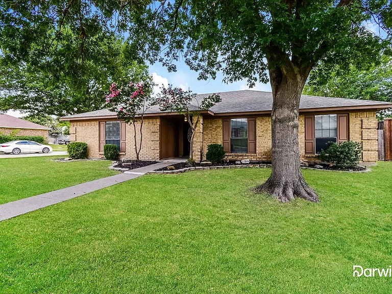 1007 Courtney Dr — Photo 2