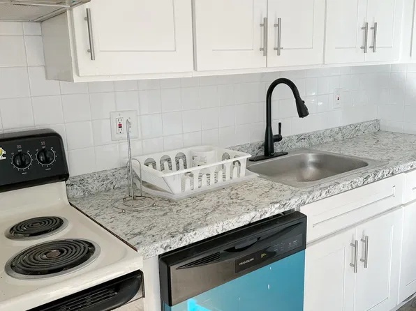63 Queens Bridge Rd, Levittown, PA 19057