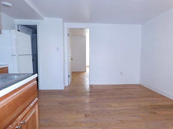 5th image of 75 Waverly St #1