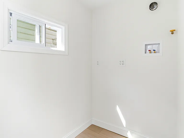 475 Burnside St — Photo 2