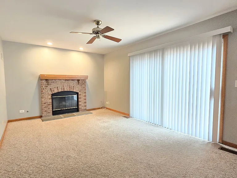 409 Fairfax Ln — Photo 9