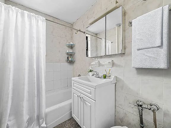 5th image of 215 W 101st St Unit 5DD
