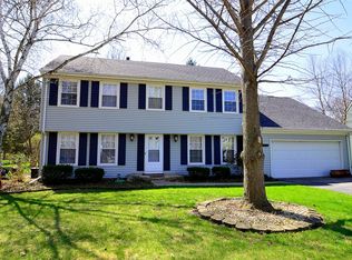 1136 Charleston Dr, St Charles, IL