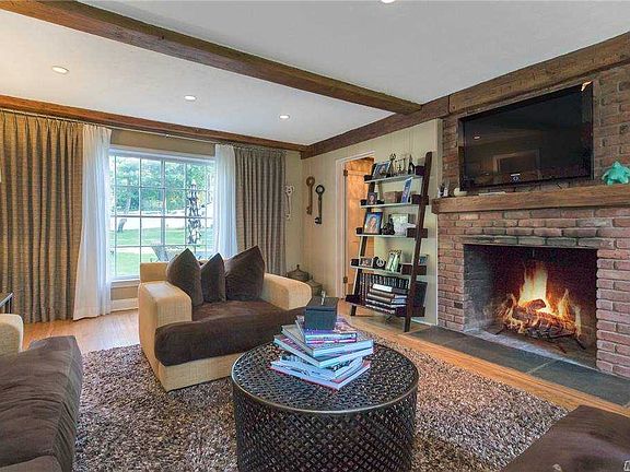 4th image of 10 Brookside Dr