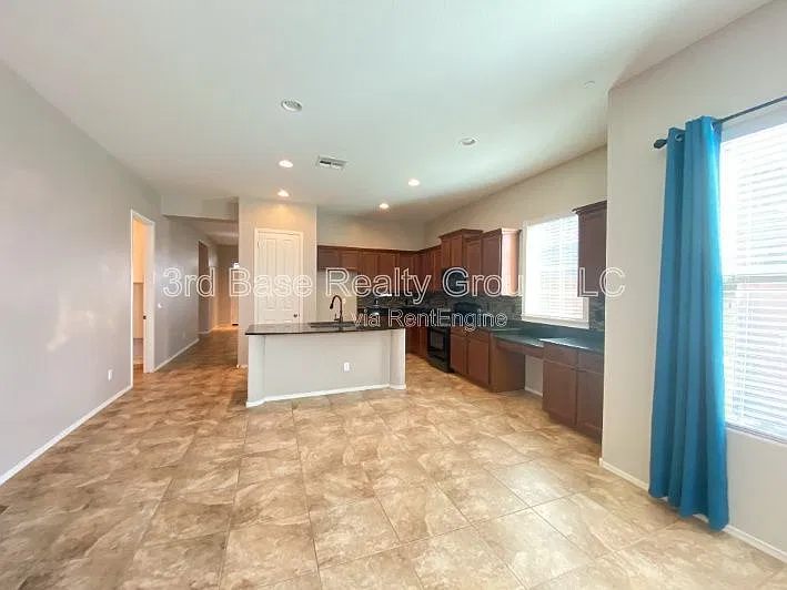 4 bed, 2.0 bath, 1932 sqft, $2,195 — Photo 3
