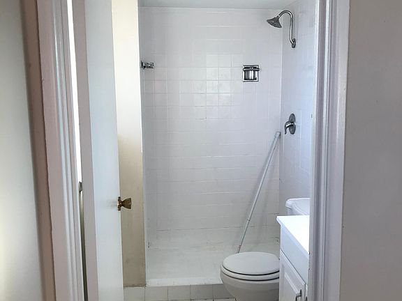 2nd image of 2 Heartwoods Ct APT F