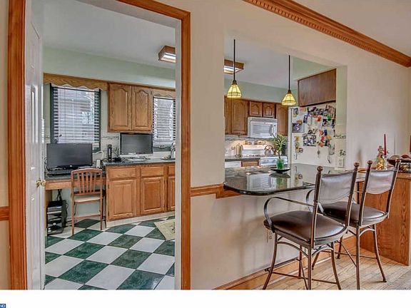 5th image of 321 Fernwood Ave