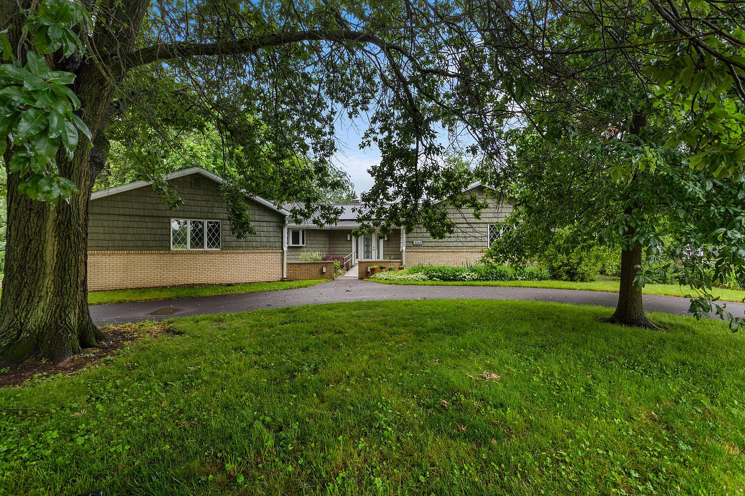 3202 Lakeshore Dr photo 1