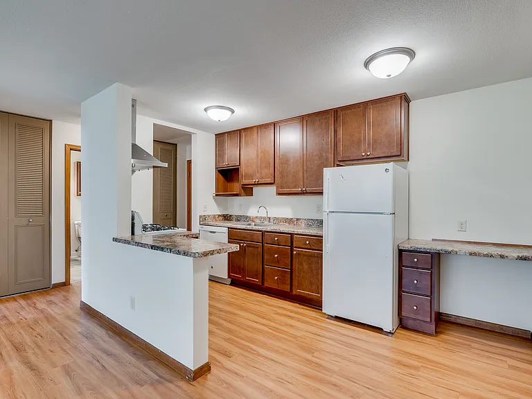 Queen Terrace Apartments — Photo 10