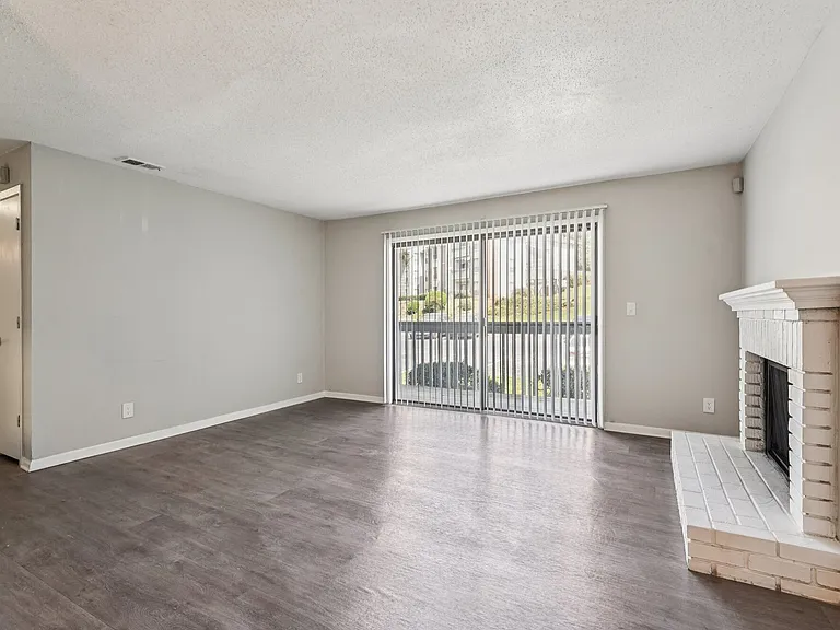 Polo Club Apartments — Photo 31