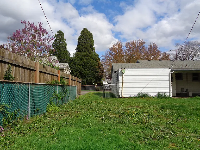1945 23rd St NE — Photo 53