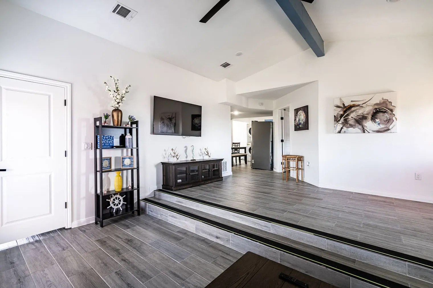 2 bed, 1.0 bath, 1044 sqft, $2,285 — Photo 3